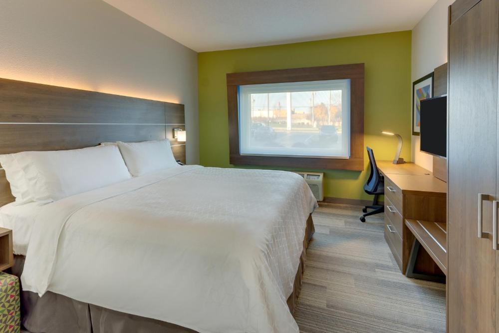 Standard King Room with Accessible Tub - Mobility Access interior